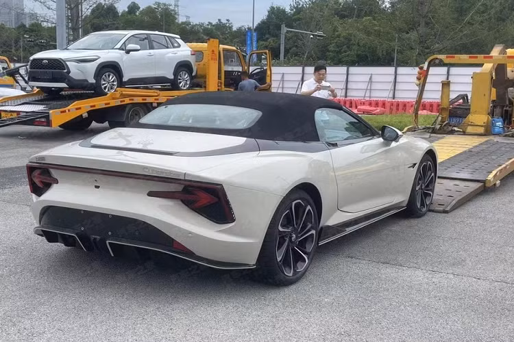 Hình dáng tổng thể của MG Cyberster như một chiếc xe thể thao Roadster, thiết kế hai chỗ ngồi, kết cấu mui mềm đẹp mắt. Nhóm đèn pha áp dụng ngôn ngữ thiết kế năng lượng nguyên tử để tạo hiệu ứng hình ảnh khoa học viễn tưởng hơn. Phần viền phía dưới được trang bị các rãnh chuyển hướng và khe hút gió có hình dạng phức tạp, có thể cải thiện đáng kể hiệu suất khí động học.