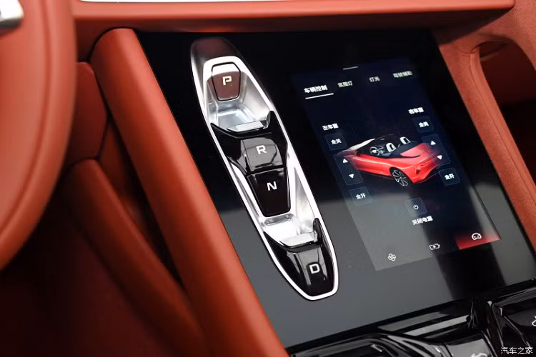 Còn MG Cyberster phiên bản động cơ kép được trang bị động cơ đồng bộ nam châm vĩnh cửu cho cả trục trước và trục sau, sản sinh công suất tối đa tương ứng là 150 kW, tương đương 201 mã lực và 250 kW, khoảng 335 mã lực. Xe sử dụng 2 loại pin dung lượng lần lượt là 64kWh và 77kWh, phạm vi hành trình tương ứng lần lượt là 501 km, 520 km và 580 km.