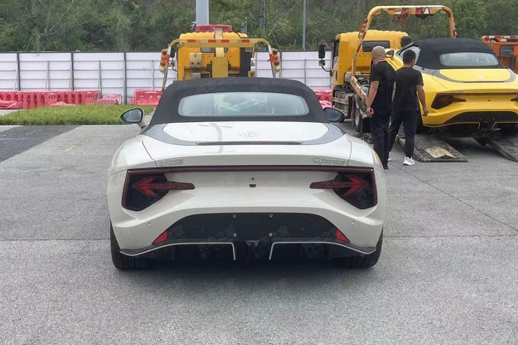 MG Cyberster mới sử dụng kết cấu cửa cắt kéo thường thấy ở các siêu xe Lamborghini, nhờ đó trông rất ngầu. Đáng chú ý, tay nắm cửa bên ngoài của Cyberster đã được thay thế bằng các nút cảm ứng, bên cạnh đó trên cửa xe còn được trang bị đầu dò radar phát hiện chướng ngại vật phía trên và bên hông để tránh va đập. Mâm xe hai màu 20 inch với kẹp phanh màu đỏ tạo thêm bầu không khí năng động hơn.