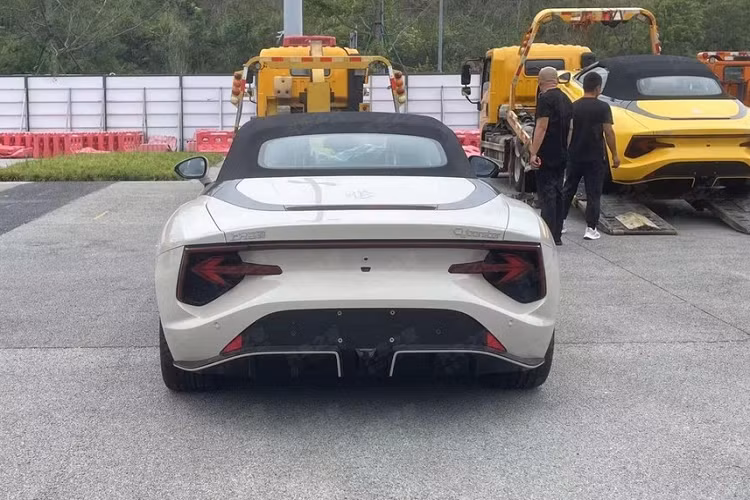 MG Cyberster mới sử dụng kết cấu cửa cắt kéo thường thấy ở các siêu xe Lamborghini, nhờ đó trông rất ngầu. Đáng chú ý, tay nắm cửa bên ngoài của Cyberster đã được thay thế bằng các nút cảm ứng, bên cạnh đó trên cửa xe còn được trang bị đầu dò radar phát hiện chướng ngại vật phía trên và bên hông để tránh va đập. Mâm xe hai màu 20 inch với kẹp phanh màu đỏ tạo thêm bầu không khí năng động hơn.