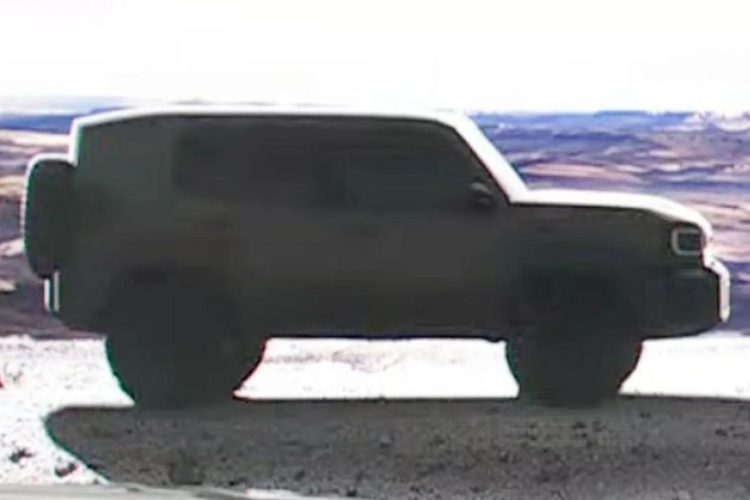 Tại buổi ra mắt Land Cruiser Prado 2024, Toyota đã đưa ra gợi ý về một chiếc Land Cruiser cỡ nhỏ, kèm theo một bức ảnh giới thiệu bí ẩn.