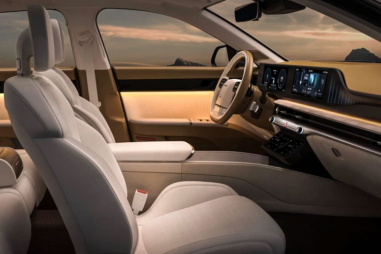 Nội thất bên trong xe cũng cho thấy lối thiết kế sử dụng các đường thẳng và hình hộp, ví dụ như tappi cửa, ô cửa kính hay ghế ngồi. Xe được trang bị dàn màn hình lớn chạy ngang, cùng nhiều công nghệ mới...