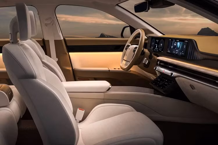 Nội thất bên trong xe cũng cho thấy lối thiết kế sử dụng các đường thẳng và hình hộp, ví dụ như tappi cửa, ô cửa kính hay ghế ngồi. Xe được trang bị dàn màn hình lớn chạy ngang, cùng nhiều công nghệ mới...