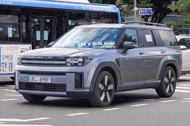 Ở mảng truyền động, Hyundai SantaFe vẫn sẽ có ít nhất 4 tùy chọn động cơ cho người dùng lựa chọn là xăng, dầu, hybrid và hybrid sạc điện hứa hẹn đều giữ lại từ thế hệ hiện hành nhưng nâng nhẹ thông số.