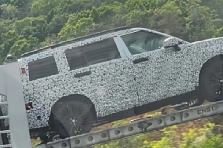 Mẫu xe đối thủ của Kia Sorento sẽ có thiết kế hoàn toàn mới dạng hình hộp cùng với những đường nét thẳng, vuông vức. Có vẻ kích thước xe cũng sẽ được gia tăng để trở thành SUV 7 chỗ đúng nghĩa, điều này phần nào giúp cho khoang cabin trở nên rộng rãi, thoải mái hơn.