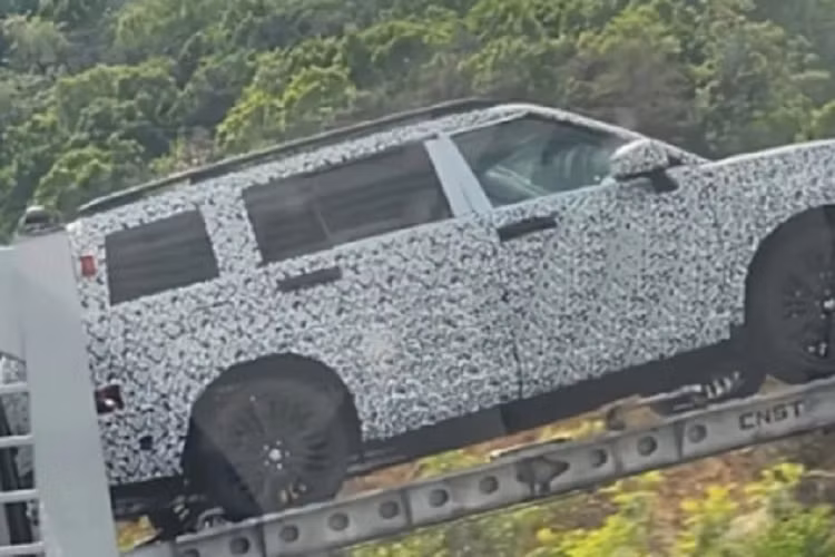 Mẫu xe đối thủ của Kia Sorento sẽ có thiết kế hoàn toàn mới dạng hình hộp cùng với những đường nét thẳng, vuông vức. Có vẻ kích thước xe cũng sẽ được gia tăng để trở thành SUV 7 chỗ đúng nghĩa, điều này phần nào giúp cho khoang cabin trở nên rộng rãi, thoải mái hơn.