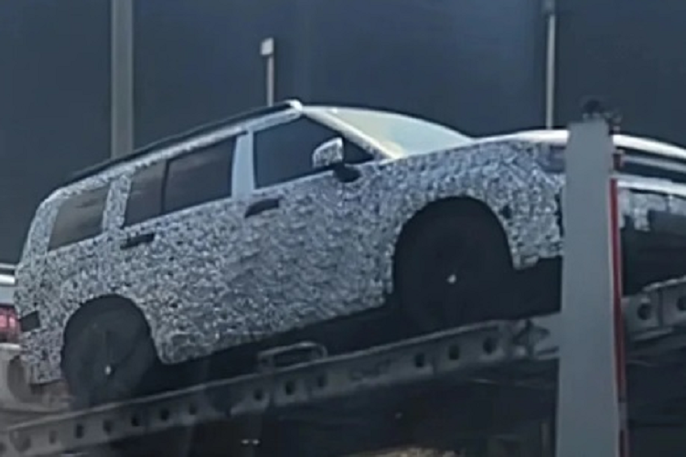 Dù đã được che chắn kỹ càng nhưng ngoại hình của xe dường như vẫn giống hệt so với những thông tin đã rò rỉ trước đây. mẫu xe SUV Hyundai SantaFe 2024 sẽ được lột xác hoàn toàn với diện mạo có phần giống như Land Rover Defender.