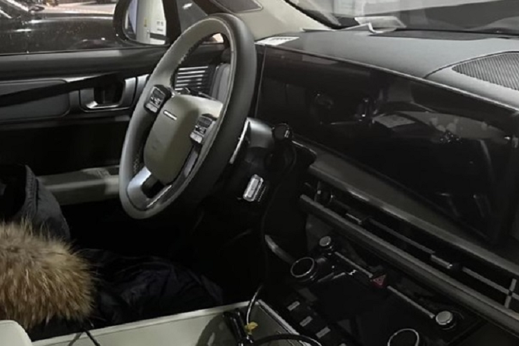 Vô lăng khiến người nhìn liên tưởng đến Range Rover, cụm điều khiển trung tâm giống Hyundai Grandeur, phong cách thiết kế tổng thể đơn giản mà hiện đại, sang trọng là một số điểm nhấn chính đáng chú ý.