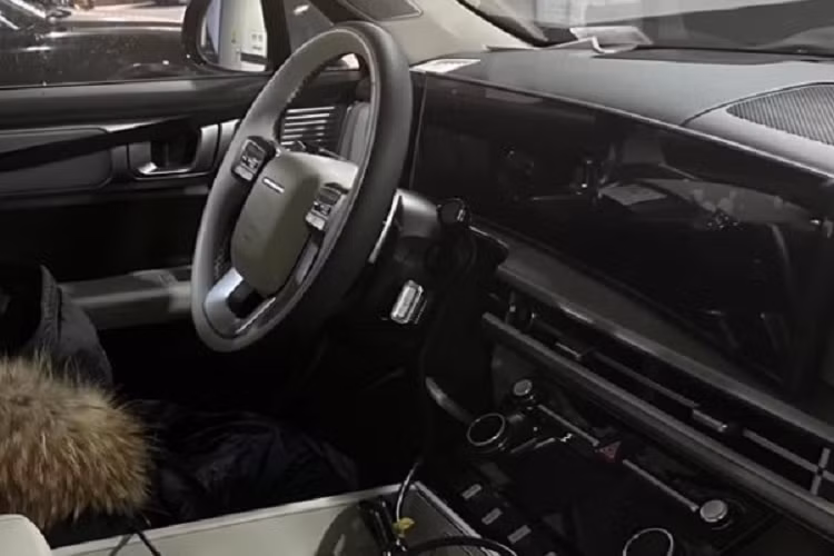 Vô lăng khiến người nhìn liên tưởng đến Range Rover, cụm điều khiển trung tâm giống Hyundai Grandeur, phong cách thiết kế tổng thể đơn giản mà hiện đại, sang trọng là một số điểm nhấn chính đáng chú ý.