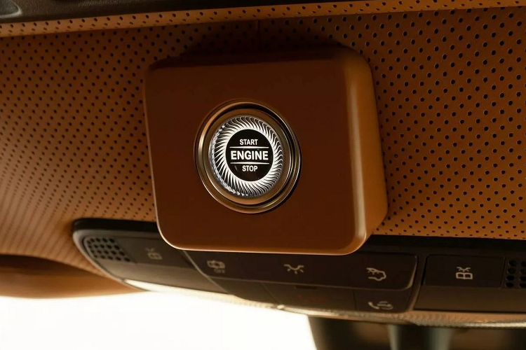 Logo Mercedes trên tựa đầu đã biến mất, thay vào đó là logo riêng của Mansory. Đặc biệt nút đề nổ của xe lại được bố trí trên trần.