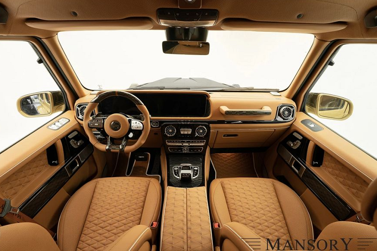 Một cặp đèn LED chiếu sáng được thiết lập trên nóc xe, kết hợp cùng bộ cánh gió tăng tính thể thao cho chiếc SUV. Tại các hốc bánh xe cũng có cánh lướt gió tăng tín thẩm mỹ và khí động học cho xe. Mansory P900 G63 trang bị bộ mâm hợp kim kích thước 24 inch lấy cảm hứng từ đua xe.