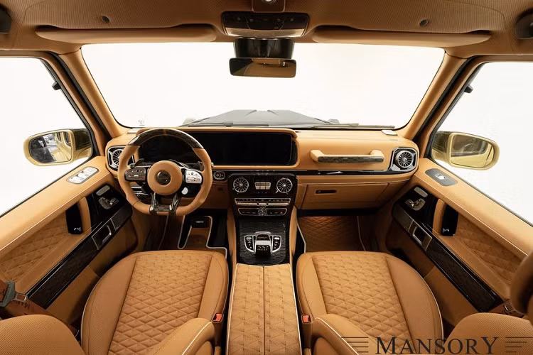 Một cặp đèn LED chiếu sáng được thiết lập trên nóc xe, kết hợp cùng bộ cánh gió tăng tính thể thao cho chiếc SUV. Tại các hốc bánh xe cũng có cánh lướt gió tăng tín thẩm mỹ và khí động học cho xe. Mansory P900 G63 trang bị bộ mâm hợp kim kích thước 24 inch lấy cảm hứng từ đua xe.