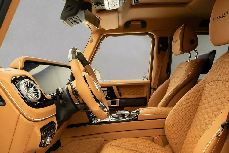 Nội thất sử dụng tông màu vàng nhạt, tạo điểm tương đồng với ngoại thất kết hợp với da khâu kiểu kim cương. Ghế, bảng điều khiển, thảm trải sàn và vô lăng đều được bọc da màu nâu nhạt. Ngoài ra, các chi tiết được làm từ carbon.
