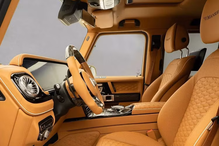 Nội thất sử dụng tông màu vàng nhạt, tạo điểm tương đồng với ngoại thất kết hợp với da khâu kiểu kim cương. Ghế, bảng điều khiển, thảm trải sàn và vô lăng đều được bọc da màu nâu nhạt. Ngoài ra, các chi tiết được làm từ carbon.