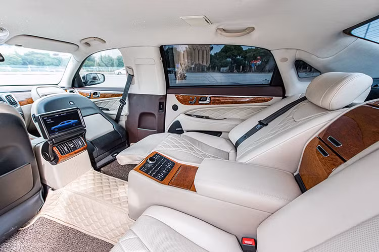 Trang thiết bị an toàn của xe gồm 9 túi khí, hệ thống cân bằng điện tử VSM, cảnh báo chuyển làn LDWS, an toàn đón đầu Pre-Safety System, hỗ trợ điều khiển hành trình thế hệ thứ ba, chống bó cứng phanh ABS, phân bổ lực phanh điện tử EBD... 