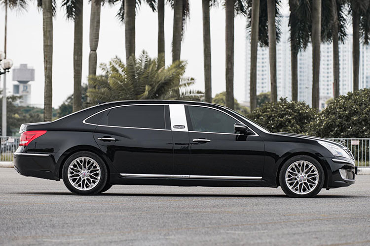 Hyundai Equus Limousine đời 2010 có tổng chiều dài lên tới 5.460 mm, chiều rộng 1.900 mm và chiều cao 1.495 mm và chiều dài cơ sở ở mức 3.345 mm, lớn hơn bản sedan 30 cm. Hình ảnh được chủ nhân đăng tải cho thấy chiếc xe 13 năm tuổi này có tình trạng khá mới, với nước sơn vẫn còn khá bóng bẩy và đèn pha không có dấu hiệu xuống cấp.