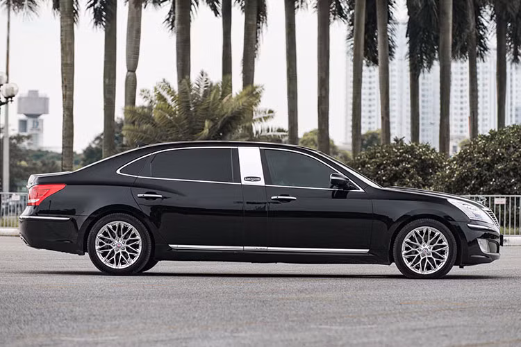 Hyundai Equus Limousine đời 2010 có tổng chiều dài lên tới 5.460 mm, chiều rộng 1.900 mm và chiều cao 1.495 mm và chiều dài cơ sở ở mức 3.345 mm, lớn hơn bản sedan 30 cm. Hình ảnh được chủ nhân đăng tải cho thấy chiếc xe 13 năm tuổi này có tình trạng khá mới, với nước sơn vẫn còn khá bóng bẩy và đèn pha không có dấu hiệu xuống cấp.