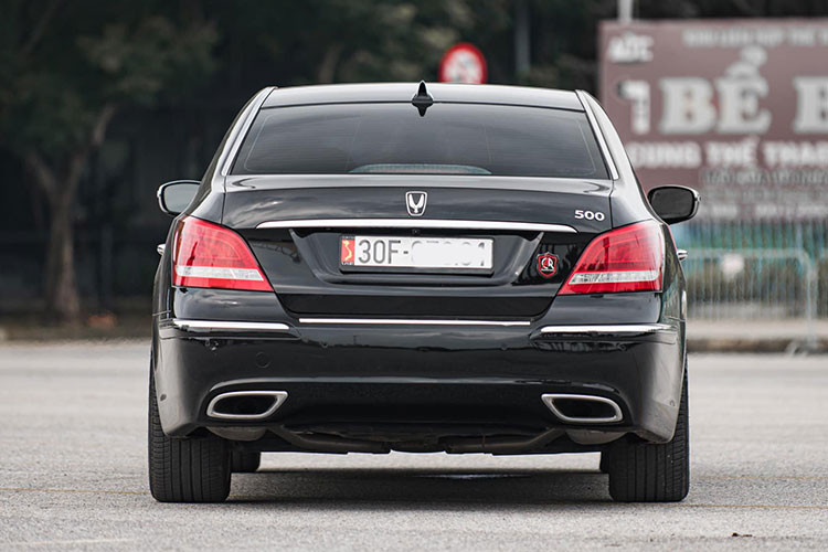 Tại thời điểm ra mắt, giá xe Hyundai Equus 2010 tương đương 130.000 USD (2,4 tỷ đồng tại thời điểm đó), nhưng chỉ là phiên bản tiêu chuẩn thay vì Limousine. Sau khi đóng đủ các loại thuế phí để ra biển trắng, chắc chắn chủ nhân của Equus Limousine này đã chi một số tiền không hề nhỏ để lăn bánh nó, mặc dù con số cụ thể không được tiết lộ.