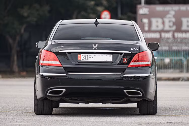 Tại thời điểm ra mắt, giá xe Hyundai Equus 2010 tương đương 130.000 USD (2,4 tỷ đồng tại thời điểm đó), nhưng chỉ là phiên bản tiêu chuẩn thay vì Limousine. Sau khi đóng đủ các loại thuế phí để ra biển trắng, chắc chắn chủ nhân của Equus Limousine này đã chi một số tiền không hề nhỏ để lăn bánh nó, mặc dù con số cụ thể không được tiết lộ.