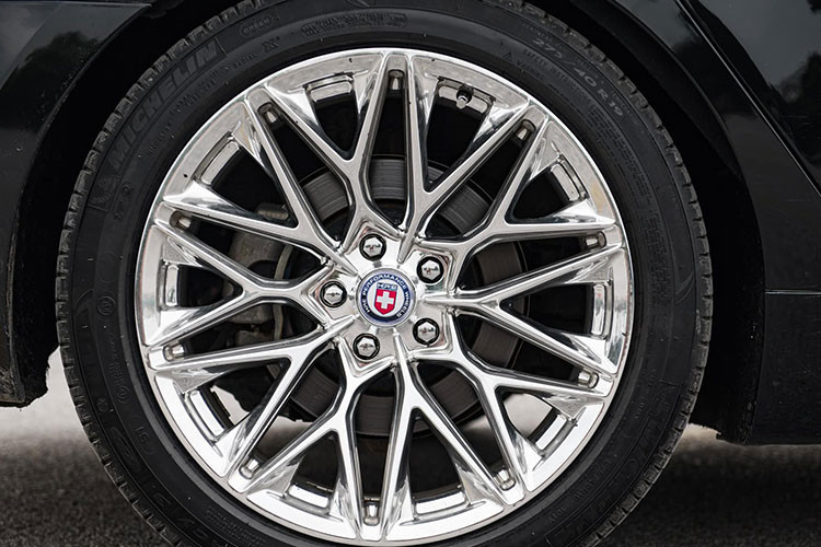 Là mẫu xe sang ra đời với tham vọng làm đối trọng trực tiếp với các "ông lớn" trên thị trường xe sang thời điểm đó. Hyundai Equus đánh dấu là mẫu sedan siêu sang khởi đầu, từng bước thiết lập lên chỗ đứng - tương tự như các mà hãng Toyota đã xây dựng thương hiệu Lexus, Honda với Acura hay Nissan với Infiniti...