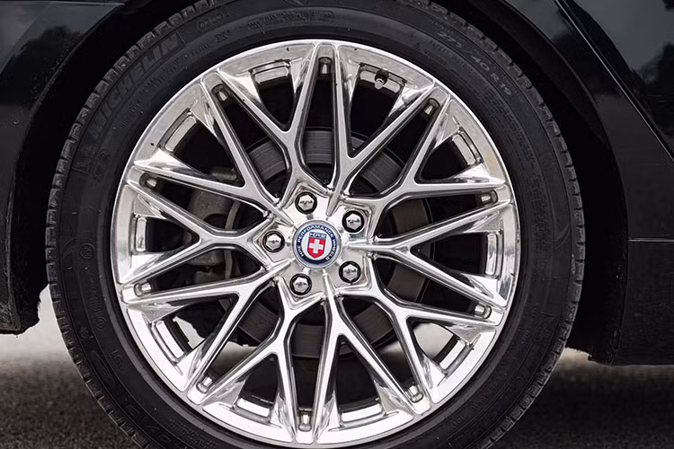 Là mẫu xe sang ra đời với tham vọng làm đối trọng trực tiếp với các "ông lớn" trên thị trường xe sang thời điểm đó. Hyundai Equus đánh dấu là mẫu sedan siêu sang khởi đầu, từng bước thiết lập lên chỗ đứng - tương tự như các mà hãng Toyota đã xây dựng thương hiệu Lexus, Honda với Acura hay Nissan với Infiniti...