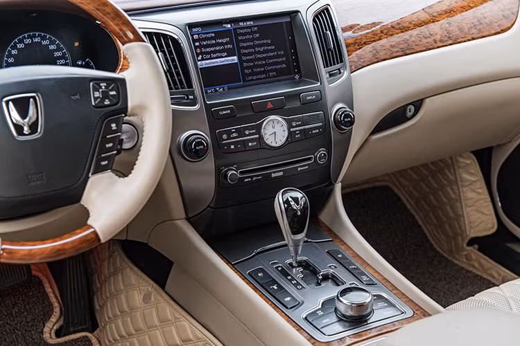 Ở hàng ghế sau, chiếc sedan full-size hạng sang này còn có màn hình giải trí LCD đặt ở trung tâm giữa hai hàng ghế, điều này khác biệt với các mẫu xe khác khi đặt màn hình ở giữa ghế. Mỗi hành khách còn được trang bị đèn chiếu sáng và gương ngay trước mặt, trần xe là bầu trời đầy sao... 