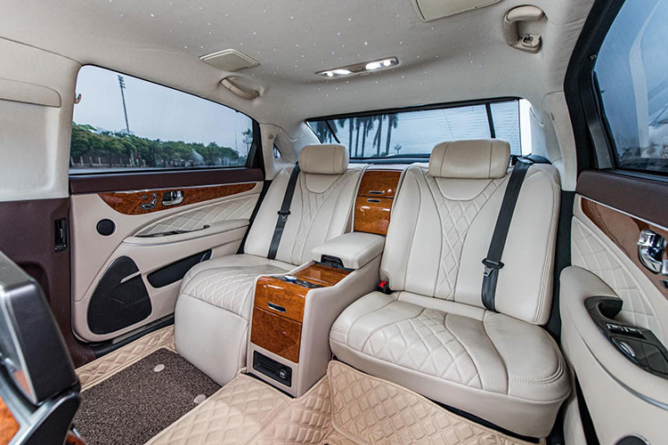 Hyundai Equus Limousine sử dụng động cơ V8, dung tích 5.0L hút khí tự nhiên, công suất cực đại 395 mã lực và 500 Nm mô-men xoắn. Đi kèm với đó là hộp số tự động 6 cấp và hệ dẫn động cầu sau.