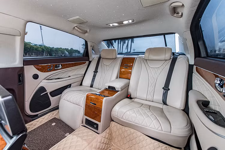 Hyundai Equus Limousine sử dụng động cơ V8, dung tích 5.0L hút khí tự nhiên, công suất cực đại 395 mã lực và 500 Nm mô-men xoắn. Đi kèm với đó là hộp số tự động 6 cấp và hệ dẫn động cầu sau.