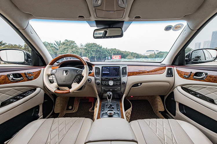 Nội thất bên trong được thiết kế đậm chất xe sang thể hiện ở phần bảng táp lô, vô lăng được ốp gỗ, ghế bọc da cao cấp. Trung tâm bảng điều khiển được thiết kế theo kiểu đối xứng ấn tượng. Chiếc Equus Limousine có ghế chỉnh điện kèm chức năng massage và có thể ngả ra đúng chất "ông chủ".