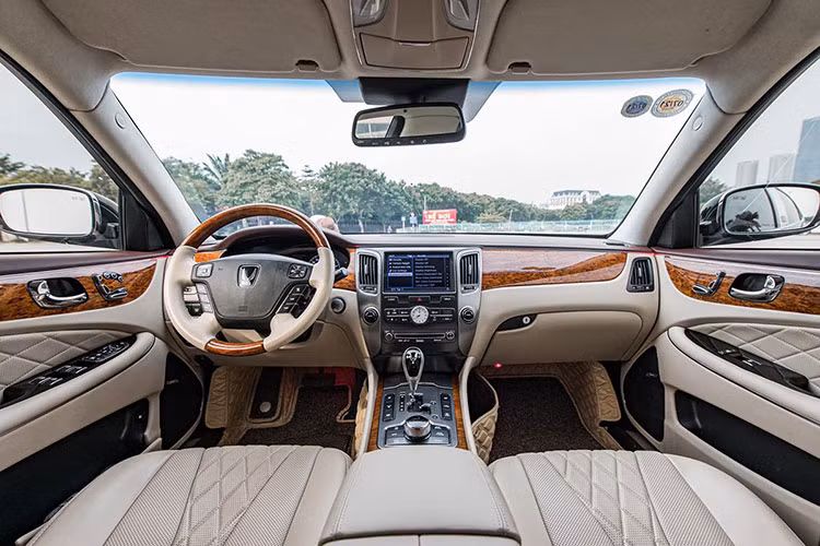 Nội thất bên trong được thiết kế đậm chất xe sang thể hiện ở phần bảng táp lô, vô lăng được ốp gỗ, ghế bọc da cao cấp. Trung tâm bảng điều khiển được thiết kế theo kiểu đối xứng ấn tượng. Chiếc Equus Limousine có ghế chỉnh điện kèm chức năng massage và có thể ngả ra đúng chất "ông chủ".