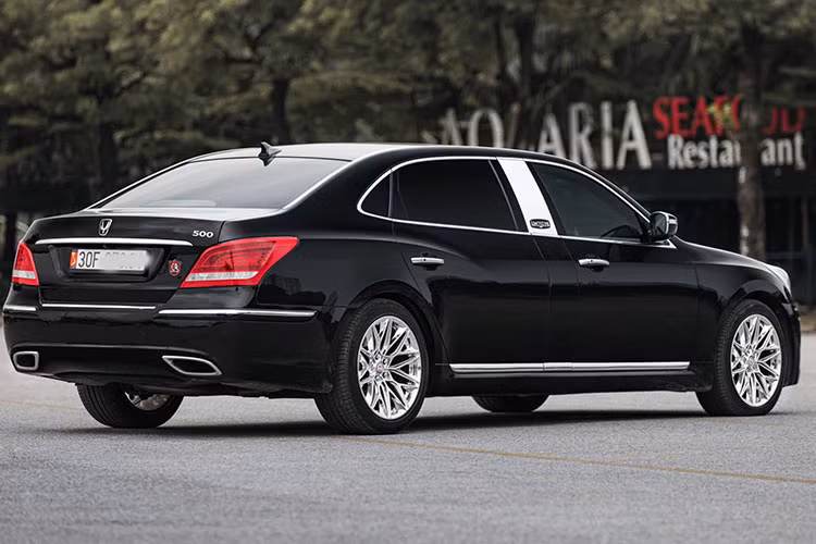 Thông số của Hyundai Equus Limousine VL500 2010 cho thấy nó có chiều dài còn lớn hơn cả Rolls-Royce Ghost (5.399 mm). So với các đối thủ như Mercedes S500L, BMW 750Li hay Lexus LS 460L, mẫu xe Limousine hạng sang có chiều dài và rộng lớn hơn hẳn.