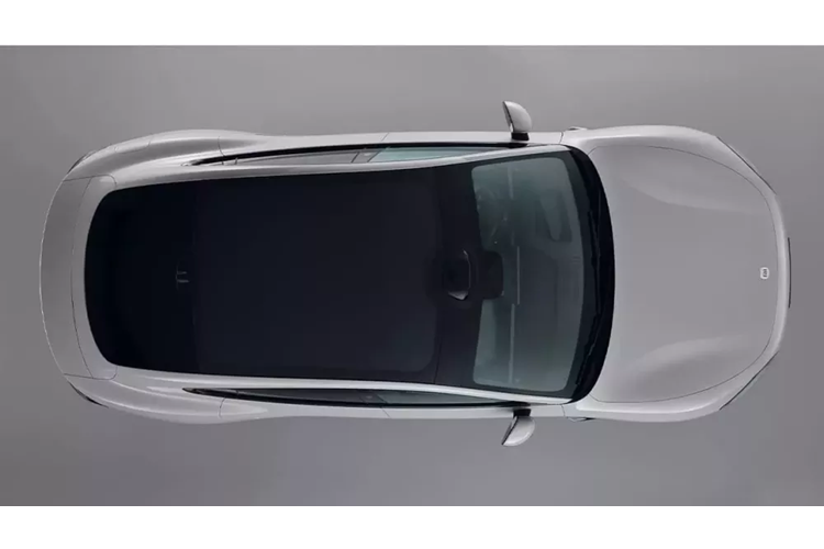 Bên cạnh đó là cánh gió đuôi chủ động, có thể nâng lên để tăng lực ép xuống mặt đường khi xe chạy ở tốc độ cao. Bên trong xe, Xiaomi SU7 được trang bị bảng đồng hồ kỹ thuật số nhỏ và màn hình cảm ứng trung tâm cỡ lớn. Không có gì bất ngờ khi mẫu xe này dùng hệ điều hành HyperOS do chính Xiaomi phát triển.