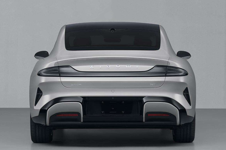 Tùy phiên bản, xe sẽ dùng pin LFP của BYD hoặc pin ternary (NMC) của CATL. Hiện phạm vi hoạt động sau khi sạc đầy pin của mẫu xe này chưa được hé lộ. Theo tin đồn, Xiaomi SU7 sẽ bắt đầu được sản xuất đại trà vào tháng 12 năm nay và bàn giao cho khách hàng vào tháng 2/2024. Giá bán của mẫu xe điện Trung Quốc này vẫn còn là bí ẩn.