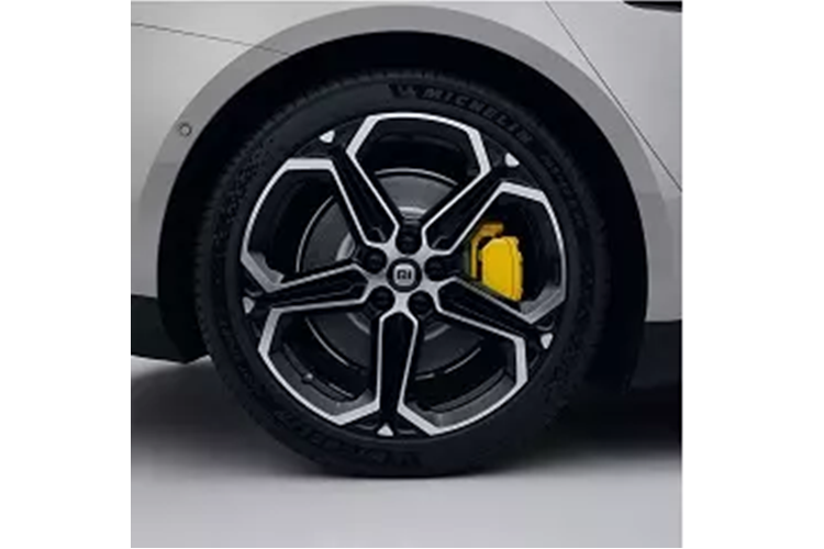 Theo thông tin trên trang web của Bộ Công nghiệp và Công nghệ thông tin Trung Quốc, Xiaomi SU7 2024 chạy điện có kích thước dài x rộng lần lượt là 4.997 x 1.963 mm cùng chiều dài cơ sở 3.000 mm. Với kích thước này, mẫu xe đầu tiên của hãng điện thoại Xiaomi được định vị trong phân khúc sedan cỡ trung và cỡ lớn tại Trung Quốc.