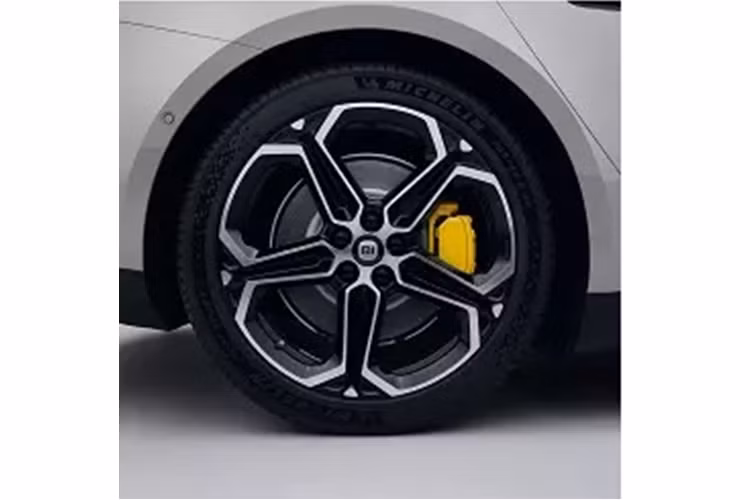 Theo thông tin trên trang web của Bộ Công nghiệp và Công nghệ thông tin Trung Quốc, Xiaomi SU7 2024 chạy điện có kích thước dài x rộng lần lượt là 4.997 x 1.963 mm cùng chiều dài cơ sở 3.000 mm. Với kích thước này, mẫu xe đầu tiên của hãng điện thoại Xiaomi được định vị trong phân khúc sedan cỡ trung và cỡ lớn tại Trung Quốc.