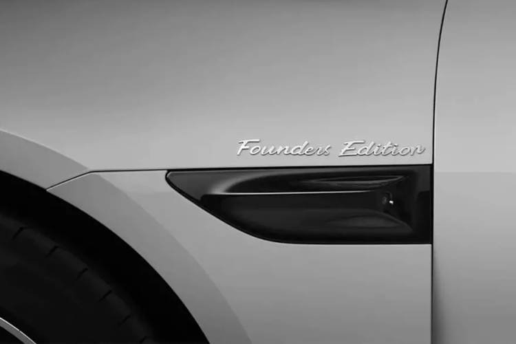 Đèn pha của Xiaomi SU7 có thiết kế hình giọt nước và được chia thành 2 tầng bởi dải đèn LED định vị ban ngày. Trong khi đó, trên cản trước của xe xuất hiện hốc gió trung tâm hình thang rộng, trang trí bằng viền mạ crôm, và khe gió hình tam giác ở hai góc.