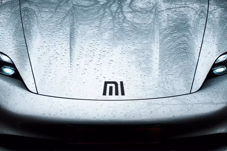 Chưa hết, Xiaomi SU7 còn sở hữu phần nóc dốc về phía sau như xe coupe, mang đến cảm giác mượt mà và giảm hệ số lực cản không khí. Tay nắm cửa ẩn, bộ vành hợp kim 5 chấu kép với thiết kế như mâm của siêu xe Lamborghini Huracan Evo và cùm phanh màu vàng cũng là những điểm nhấn ở ngoại hình của mẫu xe này.