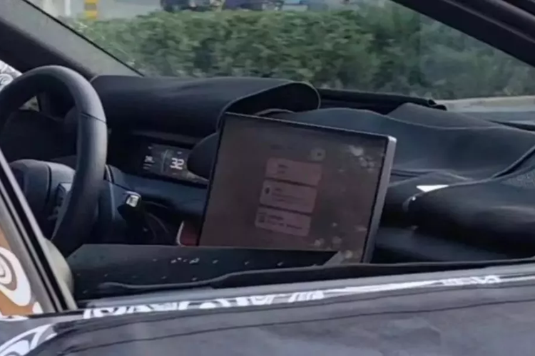 Bên cạnh kích thước lớn, sedan điện Xiaomi SU7 còn được thiết kế khá tối giản và mượt mà theo xu hướng chung của ngành ôtô điện thế giới. Đúng như những hình ảnh rò rỉ từ hồi đầu năm nay, mẫu ôtô điện Trung Quốc này sở hữu nhiều nét tương đồng với siêu xe McLaren, ví dụ như đèn pha và cản trước.