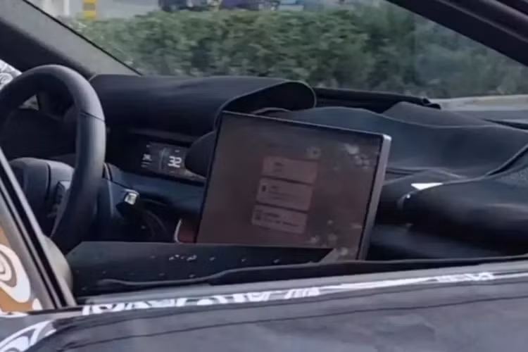 Bên cạnh kích thước lớn, sedan điện Xiaomi SU7 còn được thiết kế khá tối giản và mượt mà theo xu hướng chung của ngành ôtô điện thế giới. Đúng như những hình ảnh rò rỉ từ hồi đầu năm nay, mẫu ôtô điện Trung Quốc này sở hữu nhiều nét tương đồng với siêu xe McLaren, ví dụ như đèn pha và cản trước.