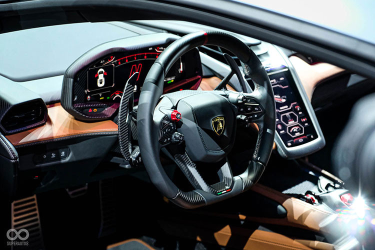 Bên trong xe, tân binh nhà Lamborghini có những trang bị đáng chú ý như bảng đồng hồ kỹ thuật số 12,3 inch, màn hình cảm ứng trung tâm 8,4 inch nằm dọc và màn hình kỹ thuật số 9,1 inch nằm trên mặt táp-lô, đối diện với ghế phụ lái.