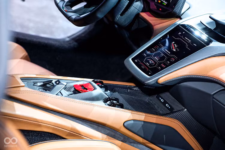 Cuối cùng là những trang bị an toàn như cảnh báo lệch làn đường, cảnh báo điểm mù, hệ thống kiểm soát hành trình thích ứng và cảnh báo phương tiện cắt ngang khi lùi.