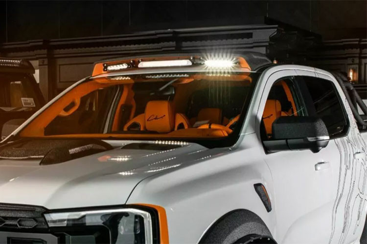 Không chỉ làm nổi bật vẻ ngoài chắc chắn của xe tải mà còn bảo vệ các bộ phận khỏi trầy xước và móp méo khi di chuyển địa hình. Các vòm bánh xe có phần mở rộng bằng chất liệu nhựa, trong khi các bậc bên, tấm chắn bùn và StyleBar trên thùng sau đến từ hãng Pickup Design.