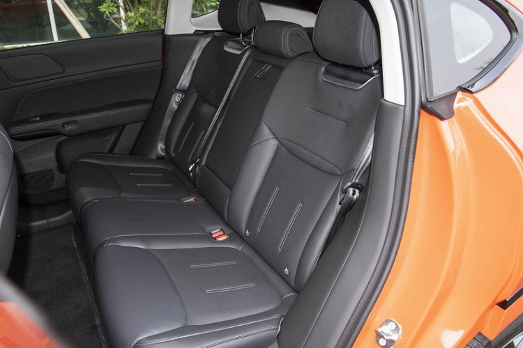 Hầu hết các phím bấm vật lý trên xe đều đã được loại bỏ, ngoại trừ một số nút trên vô lăng dùng để điều chỉnh chế độ lái. Dung tích cốp tiêu chuẩn là 571 lít, có thể mở rộng lên 1374 lít sau khi gập hàng ghế xuống. 