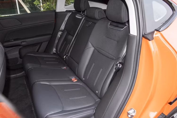 Hầu hết các phím bấm vật lý trên xe đều đã được loại bỏ, ngoại trừ một số nút trên vô lăng dùng để điều chỉnh chế độ lái. Dung tích cốp tiêu chuẩn là 571 lít, có thể mở rộng lên 1374 lít sau khi gập hàng ghế xuống. 