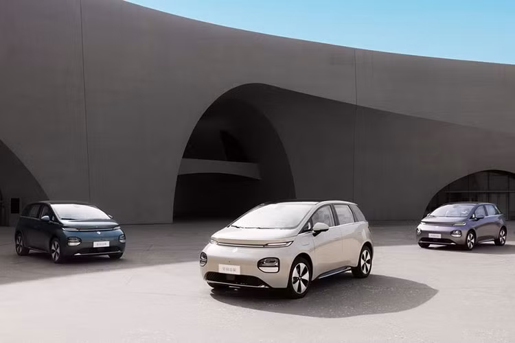 Baojun Yunduo 2024 mới tại Trung Quốc sẽ có 3 màu sơn ngoại thất nổi bật là trắng, tím và xanh lá. Đây là những màu sơn có liên hệ với những địa danh nổi tiếng của Trung Quốc, bao gồm thành phố Đại Lý, núi Nga Mi và thành phố Hoàng Sơn.