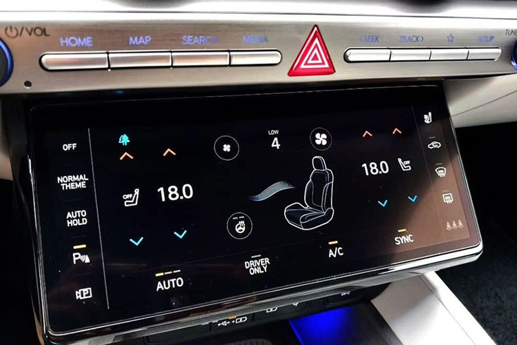 Ngoài ra, ghế xe cũng được thiết kế lại tạo cảm giác cao cấp và hiện đại hơn so với thế hệ hiện tại. Phần vô lăng của xe có thiết kế khá mới, gợi liên tưởng đến vô lăng của chiếc xe sang Range Rover.