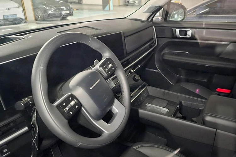 Những hình ảnh từng rò rỉ cho thấy phong cách thiết kế sử dụng các đường thẳng và hình hộp, ví dụ như tappi cửa, ô cửa kính hay ghế ngồi. Chi tiết ốp cửa bằng kim loại sáng bóng càng tô đậm thêm vẻ sang trọng cho nội thất xe.