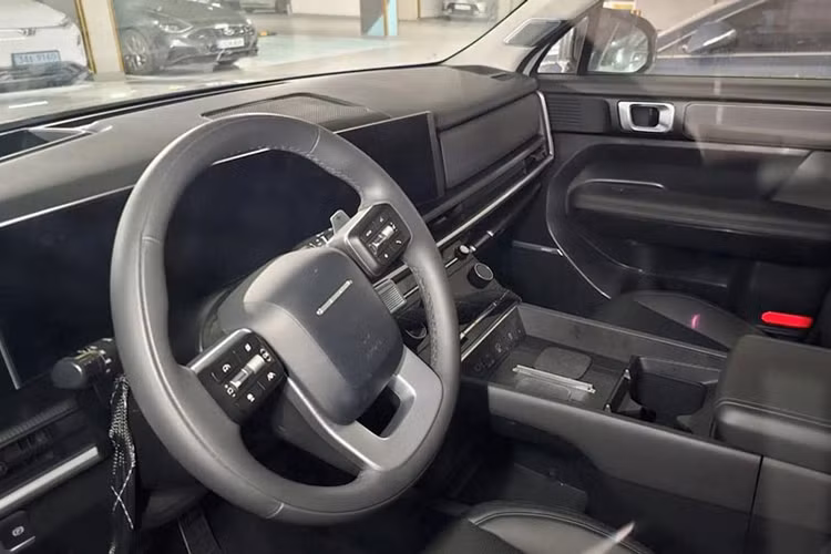 Những hình ảnh từng rò rỉ cho thấy phong cách thiết kế sử dụng các đường thẳng và hình hộp, ví dụ như tappi cửa, ô cửa kính hay ghế ngồi. Chi tiết ốp cửa bằng kim loại sáng bóng càng tô đậm thêm vẻ sang trọng cho nội thất xe.