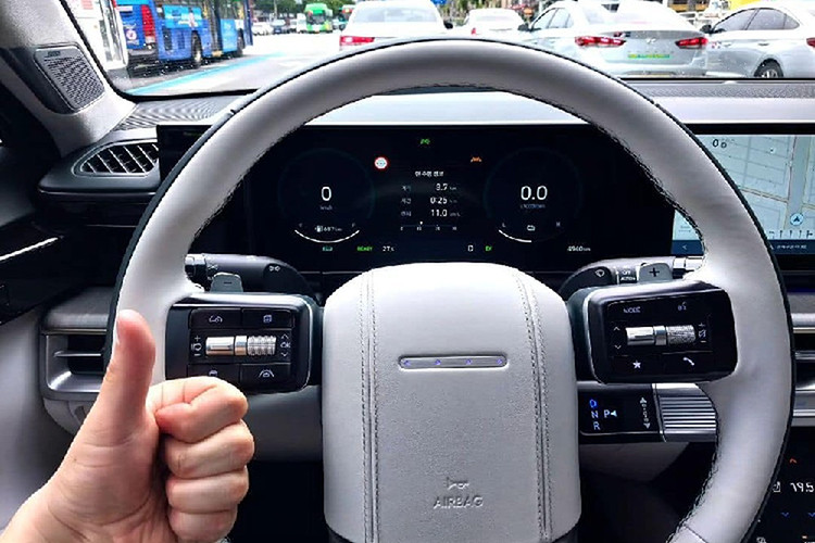 Ngoài ra, phía sau vô lăng còn xuất hiện cần số điện tử mới, tương tự Hyundai Kona 2024. Chiếc SUV mới nhà Hyundai còn được trang bị màn hình cong cỡ lớn kết hợp hai màn hình vào chung một khung kính như xe sang. Khu vực cụm điều khiển trung tâm được thiết kế 2 màu cũng có nhiều chi tiết giống với Grandeur.