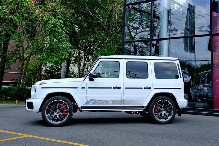 Theo thông tin từ một số đại lý, Mercedes-AMG G63 Edition 55 chính hãng đã sẵn sàng giao xe cho khách Việt trong tháng 2/2023. Mức giá xe Mercedes-AMG G63 Edition 55 2023 tại Việt Nam sẽ từ 12,6 tỷ đồng, đắt hơn bản tiêu chuẩn là 1,66 tỷ đồng và G63 V1 đến 860 triệu đồng.